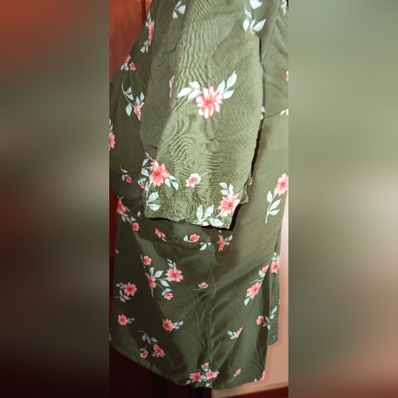 Ladies top - Picture 3 of 6